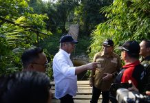 Tinjau Jembatan Gantung Putus di Desa Jambu Tembawang, Pj. Gubernur Kalbar Wacanakan Bangun Jembatan Permanen