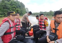 Bebit Air Sungai Landak Meningkat, Kapolres Turun Langsung Lakukan Pengecekan