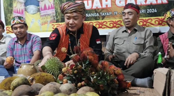 Sekda Ketapang Hadiri Acar Adat Padi Mansak Buah Garak di Sekembar Nanga Tayap