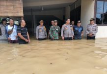 Cek Kondisi Banjir Kapolres Landak Salurkan Bantuan