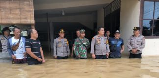 Cek Kondisi Banjir Kapolres Landak Salurkan Bantuan
