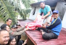 Tinjau Lokasi Banjir, Pj. Bupati Landak Serahkan Bantuan