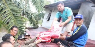 Tinjau Lokasi Banjir, Pj. Bupati Landak Serahkan Bantuan