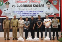 Tinjau Posko Pengungsian Banjir Pj Gubernur Kalbar Bersama Pj. Bupati Landak Serahkan Bantuan