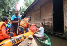 Korban Banjir di Nahaya dan Pak Mayam Terima Bantuan