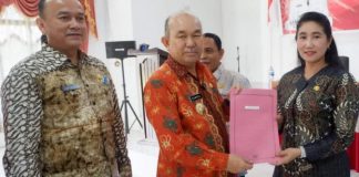 Samuel Serahkan Surat Keputusan pengangkatan dan Mutasi Kepala Sekolah Dasar Negeri