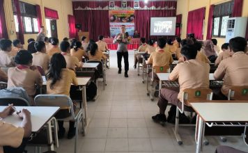 Sambangi Sekolah, Polsek Ngabang Sosialisasikan Penerimaan Anggota Polri