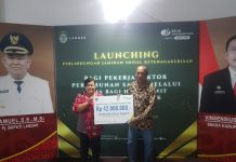 Ahli Waris Almarhum Dominsianus Diran Anggota KPPS 007 Desa Bebatung Terima Santunan Jaminan Kematian Dari BPJS Ketenagakerjaan
