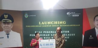 Ahli Waris Almarhum Dominsianus Diran Anggota KPPS 007 Desa Bebatung Terima Santunan Jaminan Kematian Dari BPJS Ketenagakerjaan