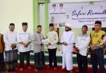 Pemkab Ketapang Serahkan Bantuan Kepada Pengurus Rumah Ibadah dan Lembaga Kemasyarakatan Rangkaian Safari Ramadhan