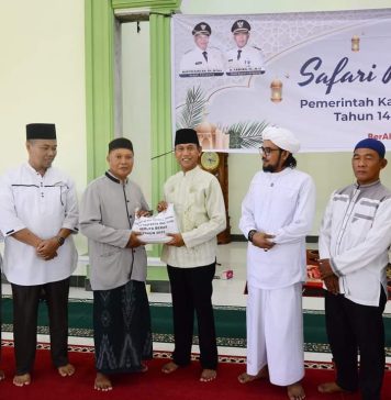 Pemkab Ketapang Serahkan Bantuan Kepada Pengurus Rumah Ibadah dan Lembaga Kemasyarakatan Rangkaian Safari Ramadhan