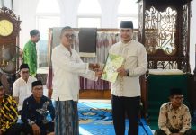 Pemkab Ketapang Serahkan Bantuan Beras Kepada Pengurus Rumah Ibadah dan Lembaga Kemasyarakatan