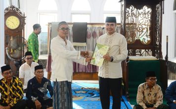 Pemkab Ketapang Serahkan Bantuan Beras Kepada Pengurus Rumah Ibadah dan Lembaga Kemasyarakatan