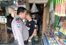 Polisi Gelar Razia Petasan di Pasar Ngabang