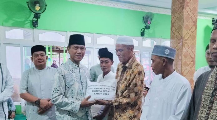 Safari Ramadhan Pemkab Ketapang Salurkan Bantuan Beras