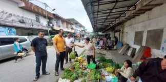 Bacalon Bupati Landak Yulius Aho Sambangi Pedagang