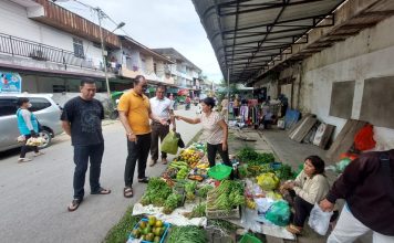 Bacalon Bupati Landak Yulius Aho Sambangi Pedagang