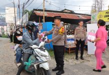 Kapolres Landak Turun Langsung Bagikan Takjil Ke Pengguna Jalan