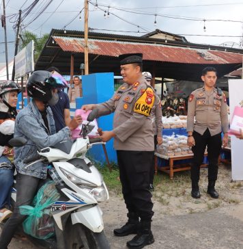 Kapolres Landak Turun Langsung Bagikan Takjil Ke Pengguna Jalan