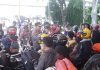 Bantu Pemudik di Pelabuhan Bakauheni, Polisi Bagikan Minum Gratis