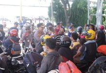 Bantu Pemudik di Pelabuhan Bakauheni, Polisi Bagikan Minum Gratis
