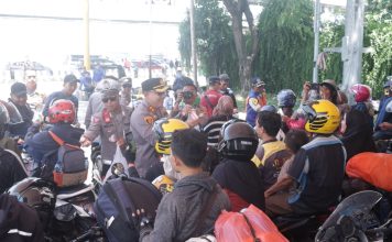Bantu Pemudik di Pelabuhan Bakauheni, Polisi Bagikan Minum Gratis