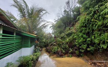 BERITA FOTO : Tanah Lonsor di Gang Pisang Dangoan Putus Akses Warga