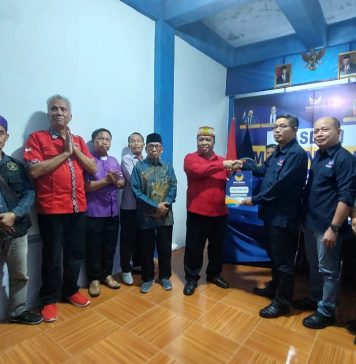 Didampingi Tokoh Agama, Masyarakat dan Ormas, Heri Saman Kembalikan Berkas Pendaftaran Ke Partai Nasdem