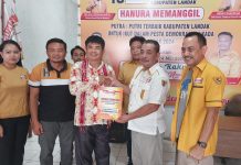 Aren Pagea, Bacalon Wakil Bupati Landak Serahkan Berkas Pendaftaran Ke Hanura