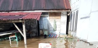 100 Dus Bantuan Makan Siap Saji, Dibagikan ACTB Heri Saman Kepada Korban Banjir