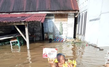 100 Dus Bantuan Makan Siap Saji, Dibagikan ACTB Heri Saman Kepada Korban Banjir