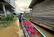 Korban Terdampak Banjir di Landak Terima Bantuan