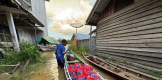Korban Terdampak Banjir di Landak Terima Bantuan