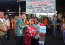 Korban Banjir di Posko Pengungsian Terima Bantuan