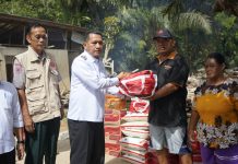 Gerak Cepat Pj. Bupati Landak Gutmen Nainggolan Serahkan Bantuan Banjir di Tebedak