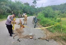 Sejumlah Titik Lonsor Jalan Penghubung di Kecamatan Air Besar Dipasang Garis Polisi