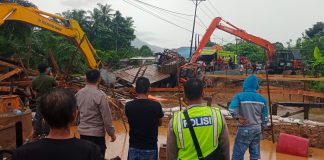 Perbaikan Jembatan Ambruk di Desa Tunang Masih Dilakukan, Pengendara Diminta Cari Jalur Alternatif