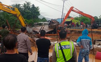 Perbaikan Jembatan Ambruk di Desa Tunang Masih Dilakukan, Pengendara Diminta Cari Jalur Alternatif