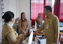 Pastikan ASN Bekerja Maksimal, Pj. Bupati Landak Gutmen Tinjau Sejumlah Kantor OPD