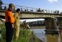 Gutmen Pantau Pembersihan Tumpukan Kayu dan Sampah Dibawah Jembatan Lama Ngabang