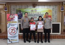 Dua Siswa Berprestasi Terima Beasiswa Dari Polres Landak