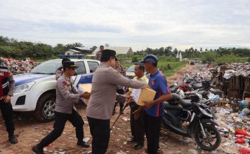 Polres Landak Berbagi, Sambangi Pemulung Hingga Gelar Makan Bersama