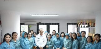 Gutmen Tinjau Sekretariat TP-PKK Landak