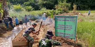 Babinsa Koramil 1210-02/MPH Hulu Beri Pendampingan Pengerjaan Oplah