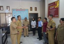 Kunjungi Kecamatan Air Besar, Gutmen Tinjau Pelayanan Kantor Camat dan Puskesmas