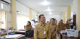 Tinjau Kantor Disdikbud dan Dinas PUPR-Pera, Gutmen Minta ASN Beri Pelayanan Terbaik