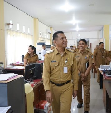 Tinjau Kantor Disdikbud dan Dinas PUPR-Pera, Gutmen Minta ASN Beri Pelayanan Terbaik