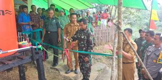 Warga Desa Papung Kini Bisa Nikmati Fasilitas Air Bersih Bantuan Kasad TNI AD