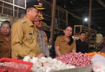 Sidak Pasar, Pj. Bupati Landak Pastikan Stok Sembako Aman
