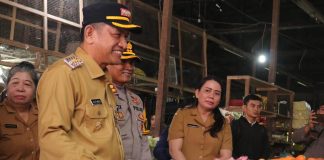Sidak Pasar, Pj. Bupati Landak Pastikan Stok Sembako Aman
